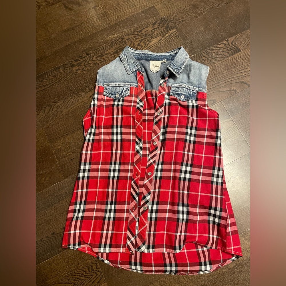 Sleeveless plaid/denim top
